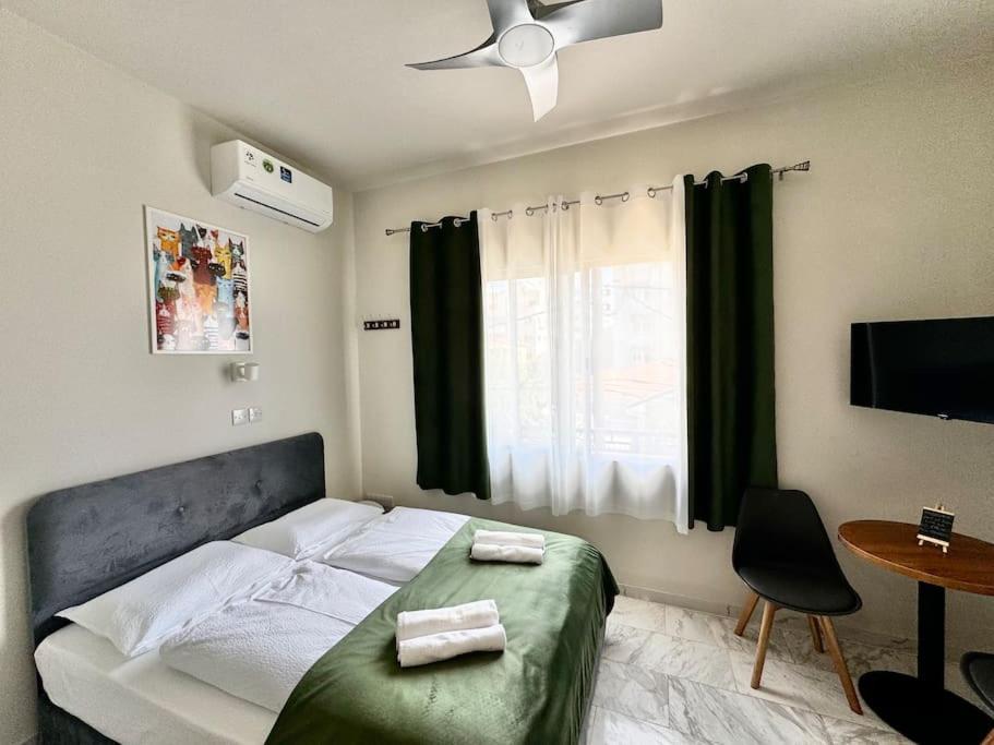 Апартаменти Smart Comfort Roomn2 With Private Bathroom In Location 250m *
