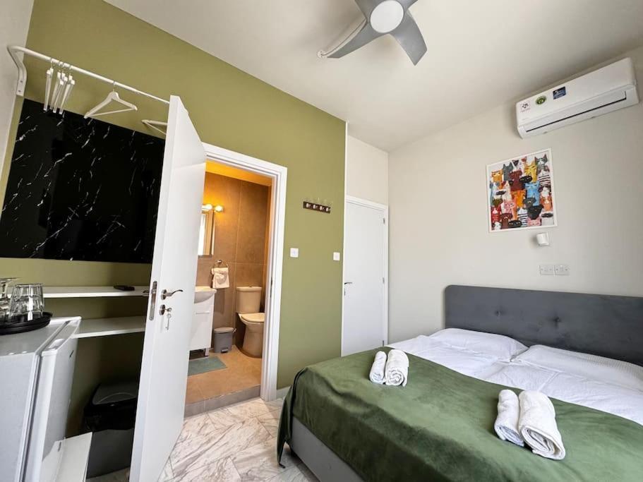 Апартаменти Smart Comfort Roomn2 With Private Bathroom In Location 250m *